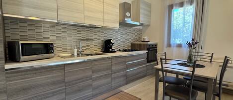 Frigorífic, microones, forn i placa de cuina