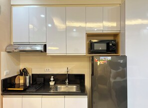 Réfrigérateur, micro-ondes, plaque de cuisson, bouilloire électrique