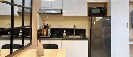 Réfrigérateur, four à micro-ondes, surface de cuisson