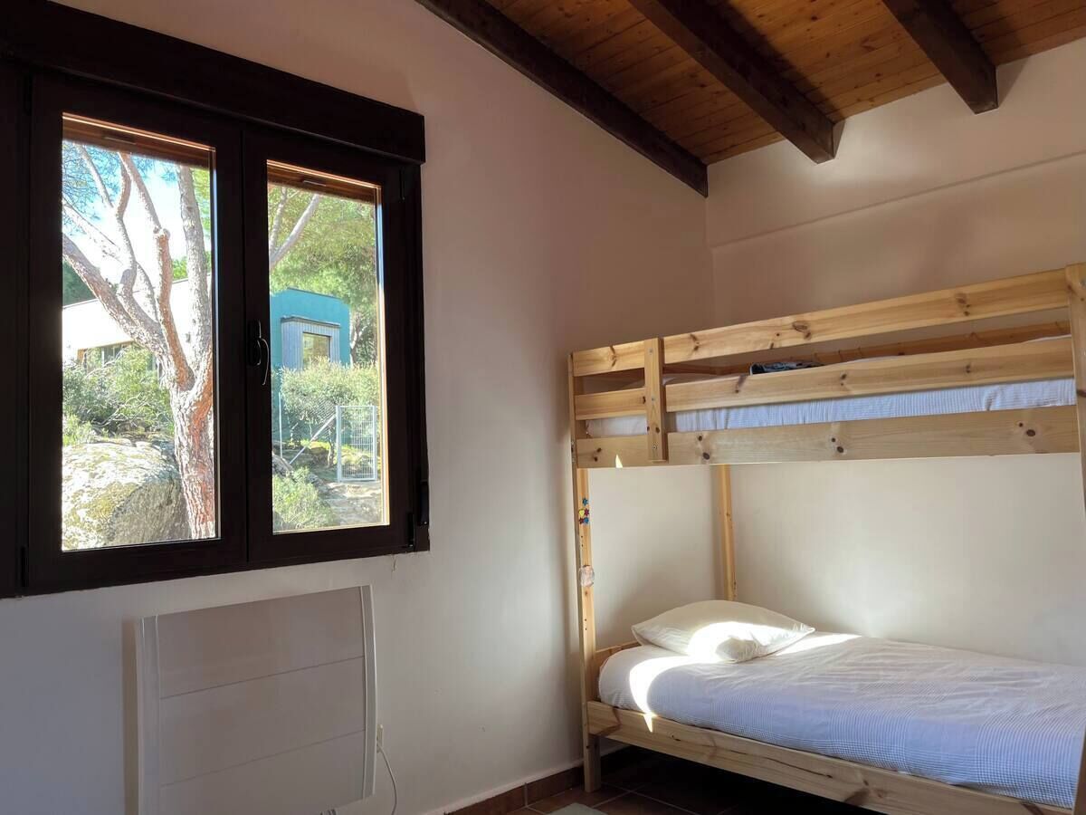 3 bedrooms, travel crib, free WiFi, bed sheets