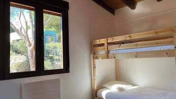 3 slaapkamers, reisbedje, gratis wifi, beddengoed