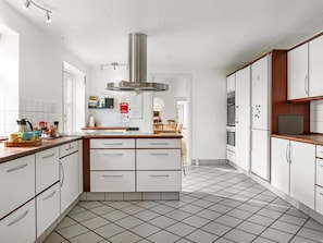 Een koelkast, een microgolfoven, een oven, een vaatwasser