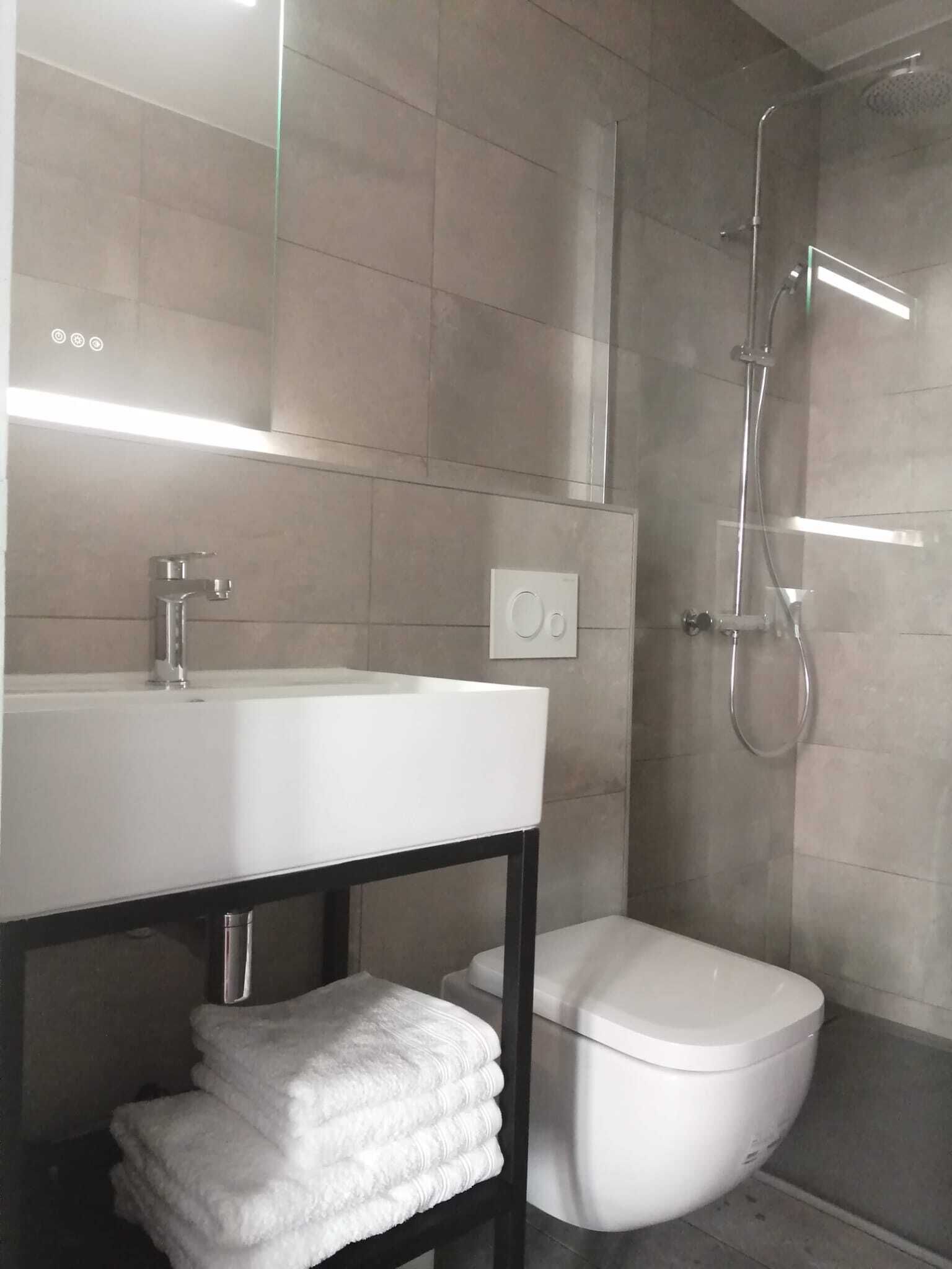 Secador de pelo, toallas, jabón y papel higiénico