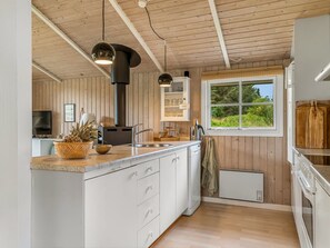 Refrigerador, lavavajillas y utensilios de cocina