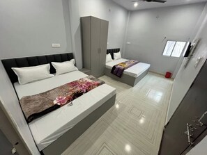 Deluxe Quadruple Room, Air conditioning | Hypo-allergenic bedding, desk, free WiFi