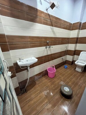 Shower, rainfall showerhead, free toiletries, towels