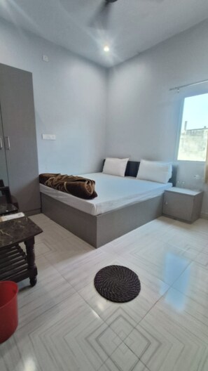 Deluxe szoba kétszemélyes ággyal, légkondicionálás | Hipoallergén ágynemű, íróasztal és ingyenes wifi