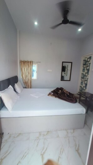 Deluxe Double Room, Air conditioning | Hypo-allergenic bedding, desk, free WiFi