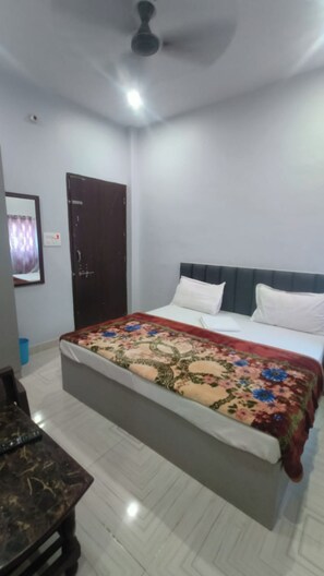 Deluxe Double Room, Air conditioning | Hypo-allergenic bedding, desk, free WiFi