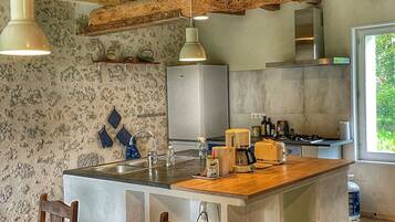 Een microgolfoven, een oven, een kookplaat, een vaatwasser