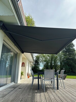 Outdoor dining - Villa l'Escale with large garden (Daubeuf-Serville)