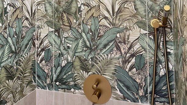A shower with a circular gold handle and a showerhead with a perforated cover. - Villa l'Escale with large garden (Daubeuf-Serville)