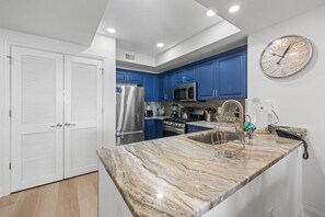 冷蔵庫、電子レンジ、オーブン、コンロ