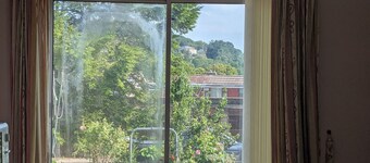4 Bedroom bungalow in Swansea. Just a shot drive to Mumbles and great beaches.