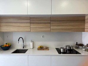 Een koelkast, een microgolfoven, een oven, een kookplaat