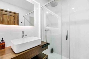 Douche, séchoir à cheveux, serviettes fournies, shampooing
