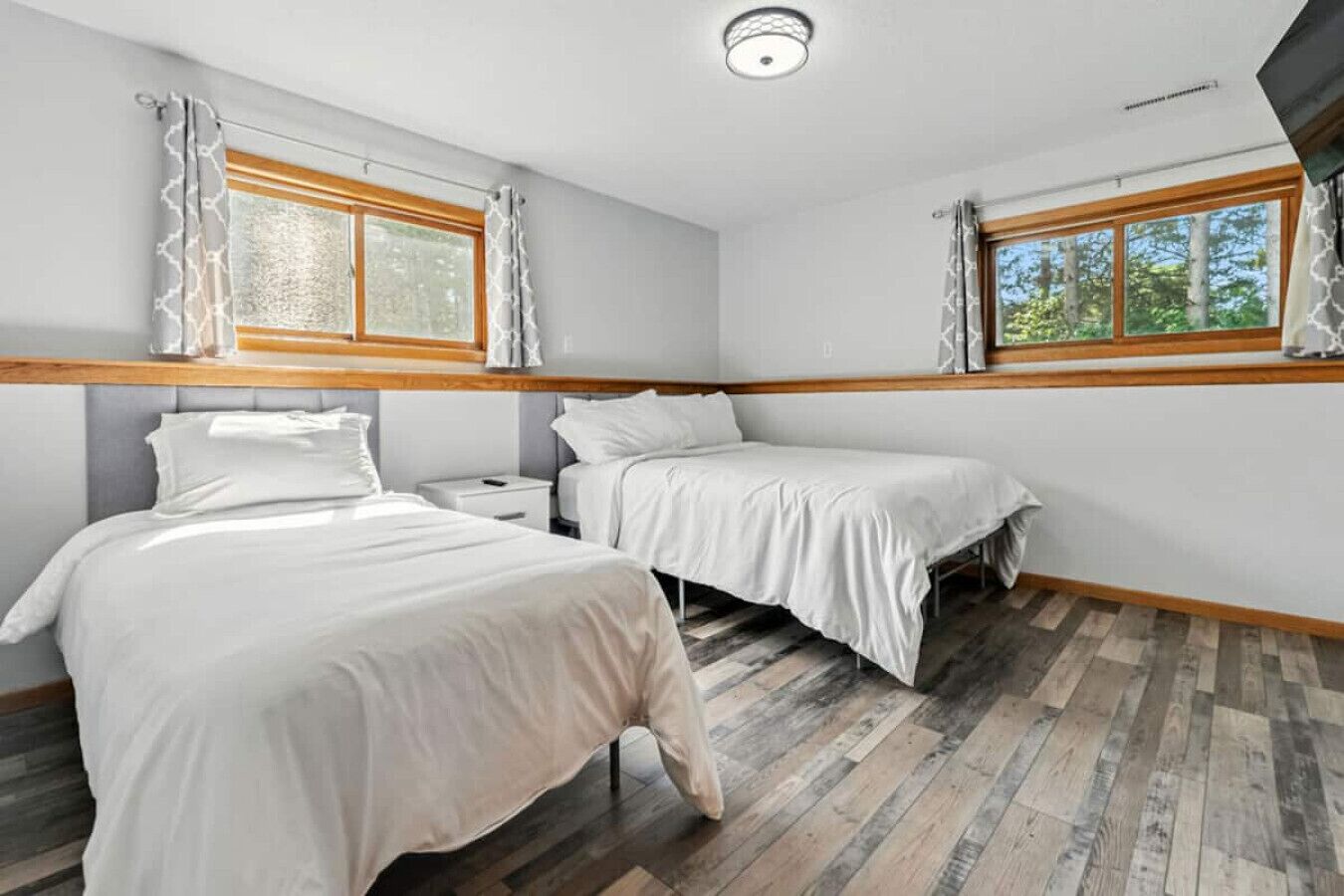 Een bureau, een strijkplank/strijkijzer, gratis wifi, beddengoed