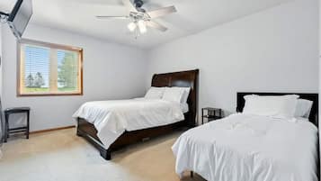 4 slaapkamers, een bureau, een strijkplank/strijkijzer, gratis wifi