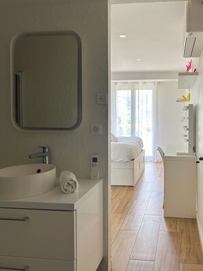 6 bedrooms, iron/ironing board, WiFi, bed sheets