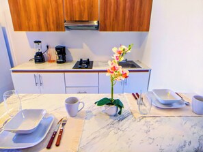 Fridge, stovetop, coffee/tea maker, blender