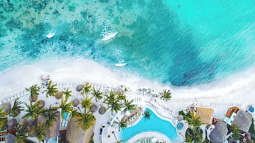 Nær stranden, solsenger og strandhåndklær