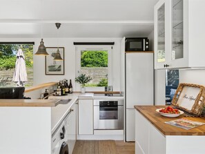 Jääkaappi, mikroaaltouuni, uuni, astianpesukone