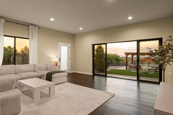 Smart TV, fireplace