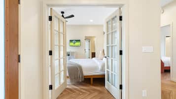 3 bedrooms, desk, iron/ironing board, free WiFi