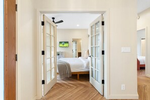 3 bedrooms, desk, iron/ironing board, free WiFi