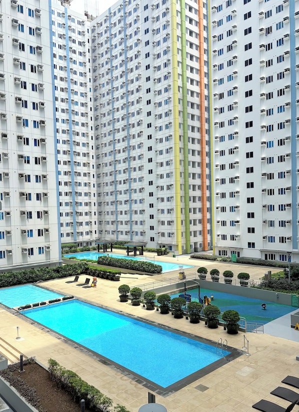 Una piscina al aire libre