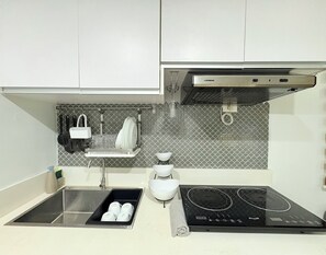 Refrigerador, microondas, placa de cocina, tetera/pava eléctrica