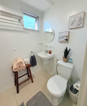 Ducha, bidet, toallas, jabón