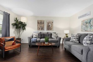 TV, fireplace, offices - TownHome Minutes away from KC|Sleeps 10 &Renovated (Grandview)