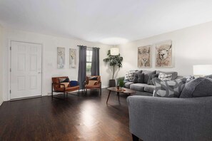 Televisie, een open haard en een kantoor