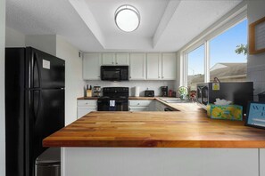 Fridge, microwave, oven, stovetop - TownHome Minutes away from KC|Sleeps 10 &Renovated (Grandview)