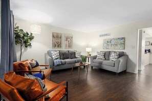 TV, fireplace, offices - TownHome Minutes away from KC|Sleeps 10 &Renovated (Grandview)