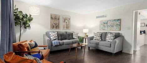 TV, peis og kontorer