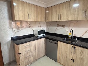 Four à micro-ondes, un four, surface de cuisson, lave-vaisselle