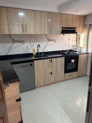 Micro-ondes, four, plaque de cuisson, lave-vaisselle