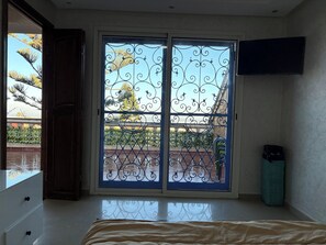 2 bedrooms, iron/ironing board, internet, bed sheets