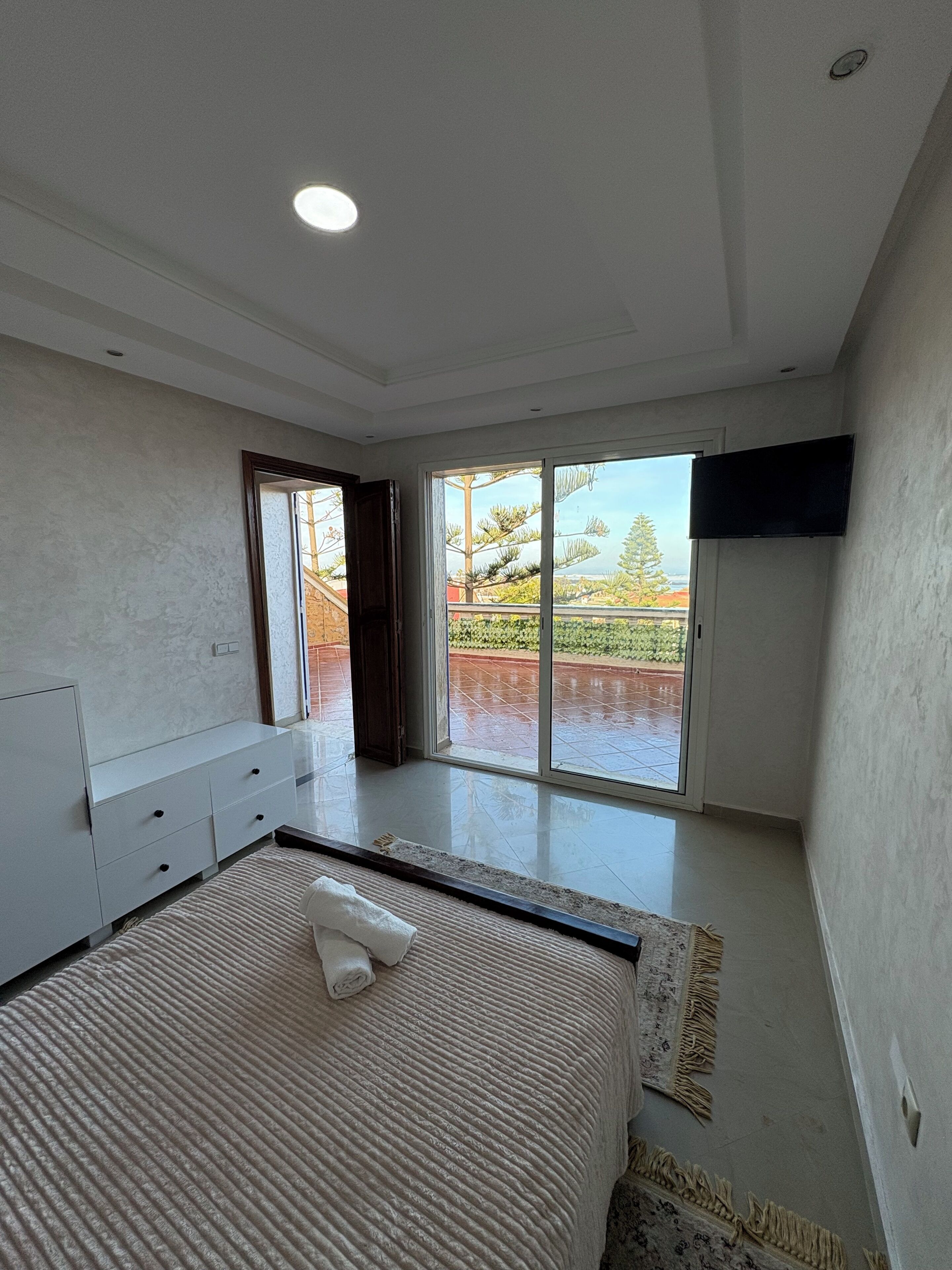 2 bedrooms, iron/ironing board, internet, bed sheets