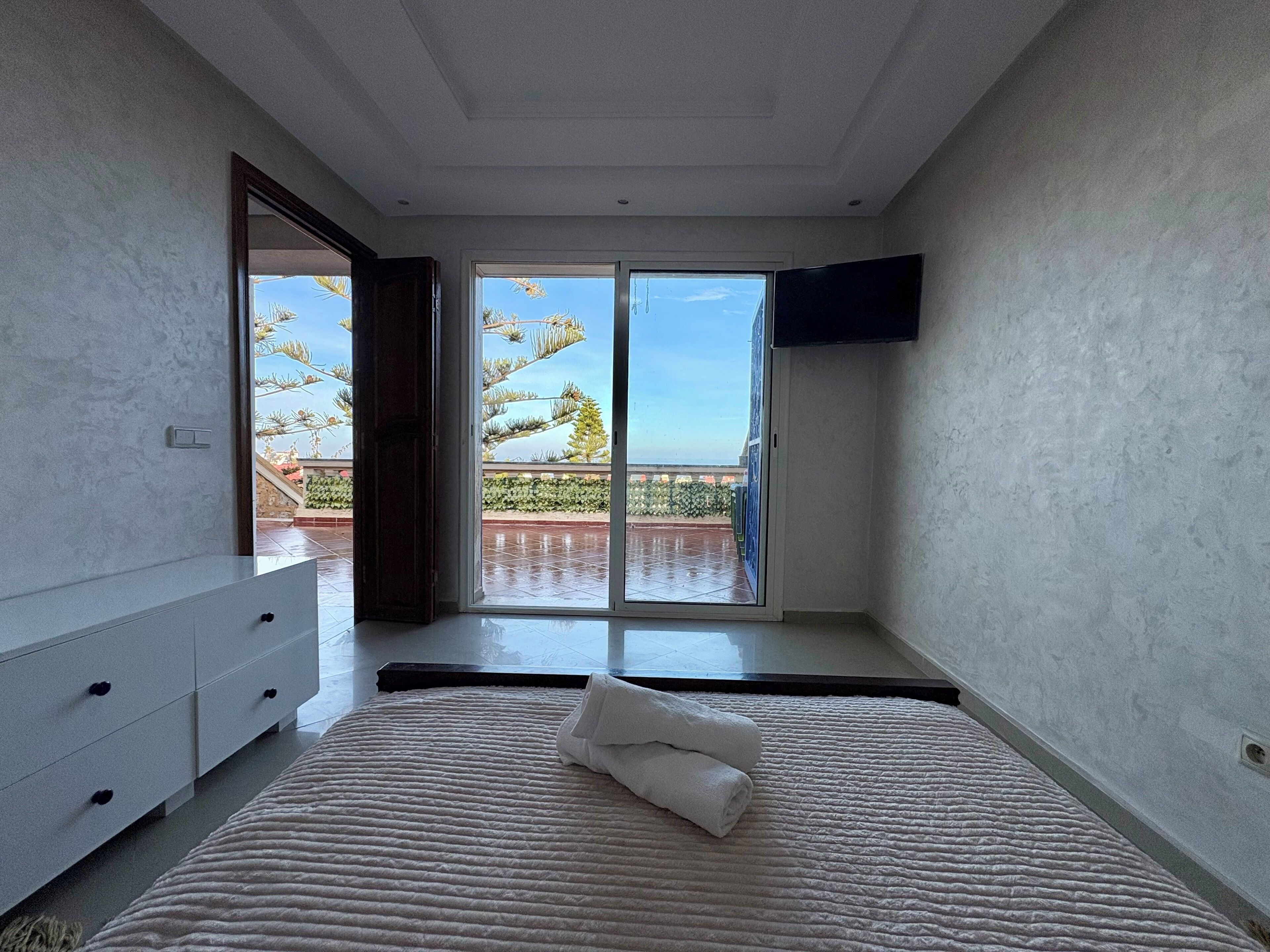 2 bedrooms, iron/ironing board, internet, bed sheets