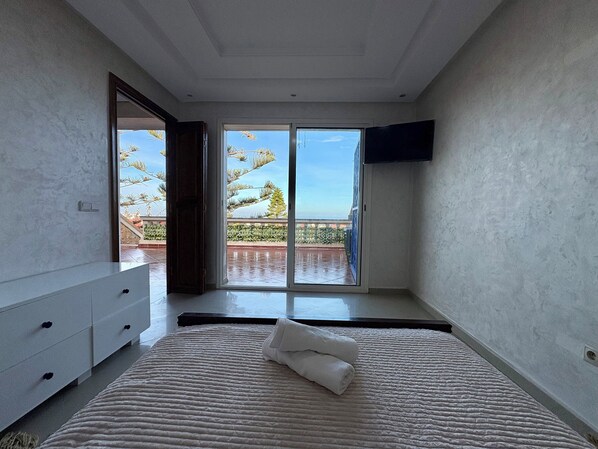 2 bedrooms, iron/ironing board, internet, bed sheets