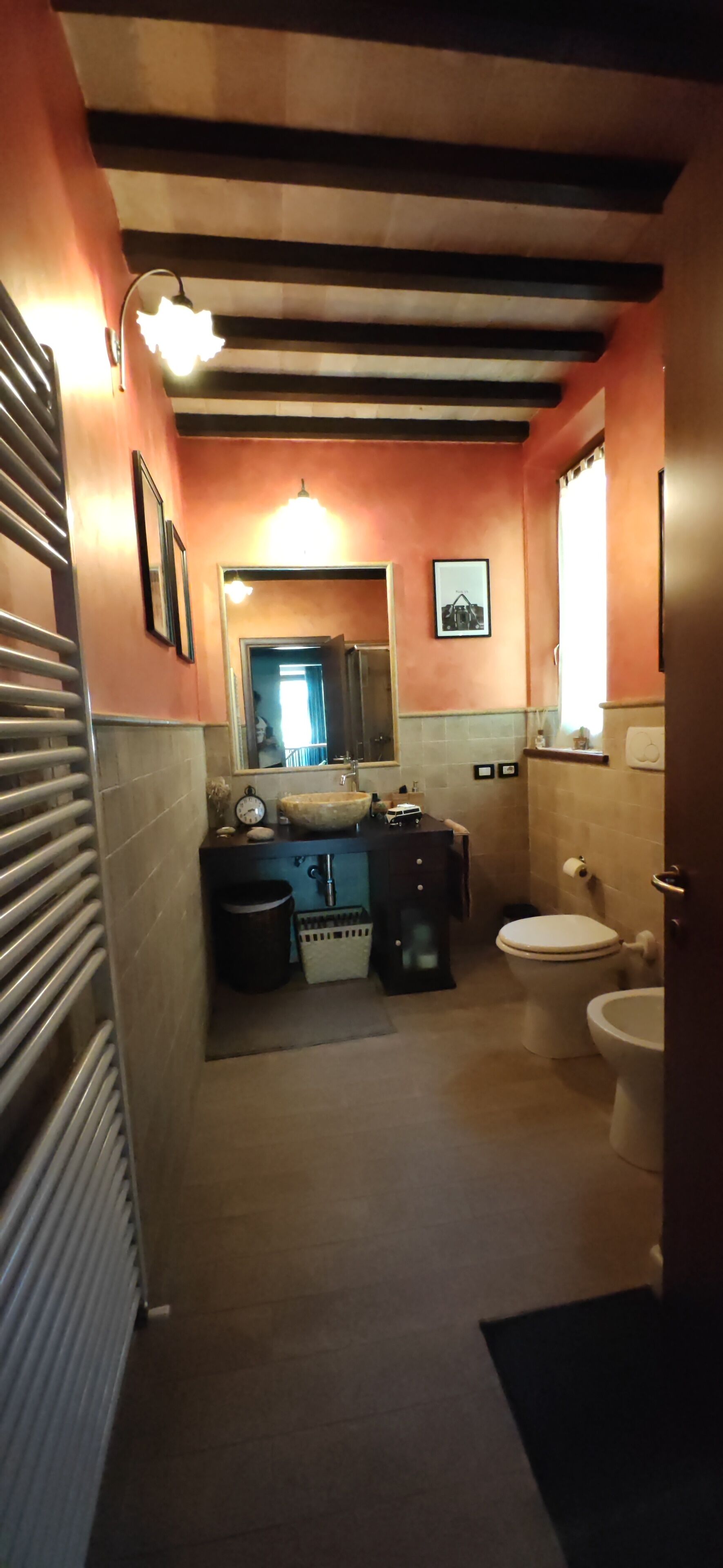 Une petite salle de bain avec un lavabo, des toilettes et un miroir.