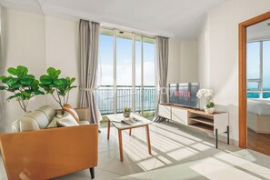 Apartamento, 1 quarto, vista para o mar | Área de estar | Smart TV 43 polegadas com canais a cabo, Netflix, serviços de streaming
