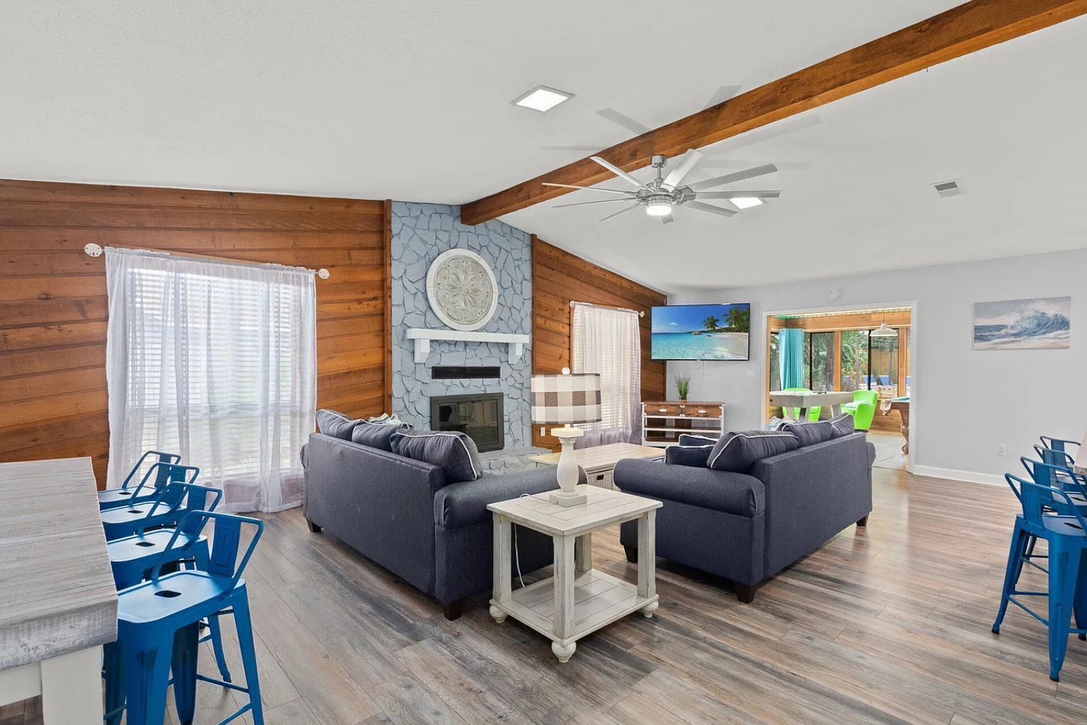 スマートテレビ、暖炉、書庫、ステレオ