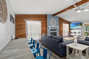 Smart TV, fireplace, books, stereo