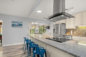 冷蔵庫、電子レンジ、オーブン、コンロ