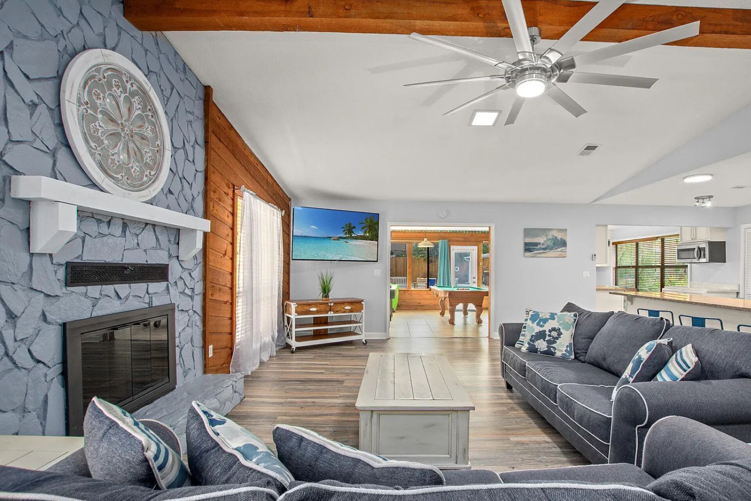 Smart TV, fireplace, books, stereo