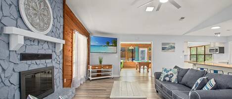 Smart-TV, Kamin, Bücher, Stereoanlage